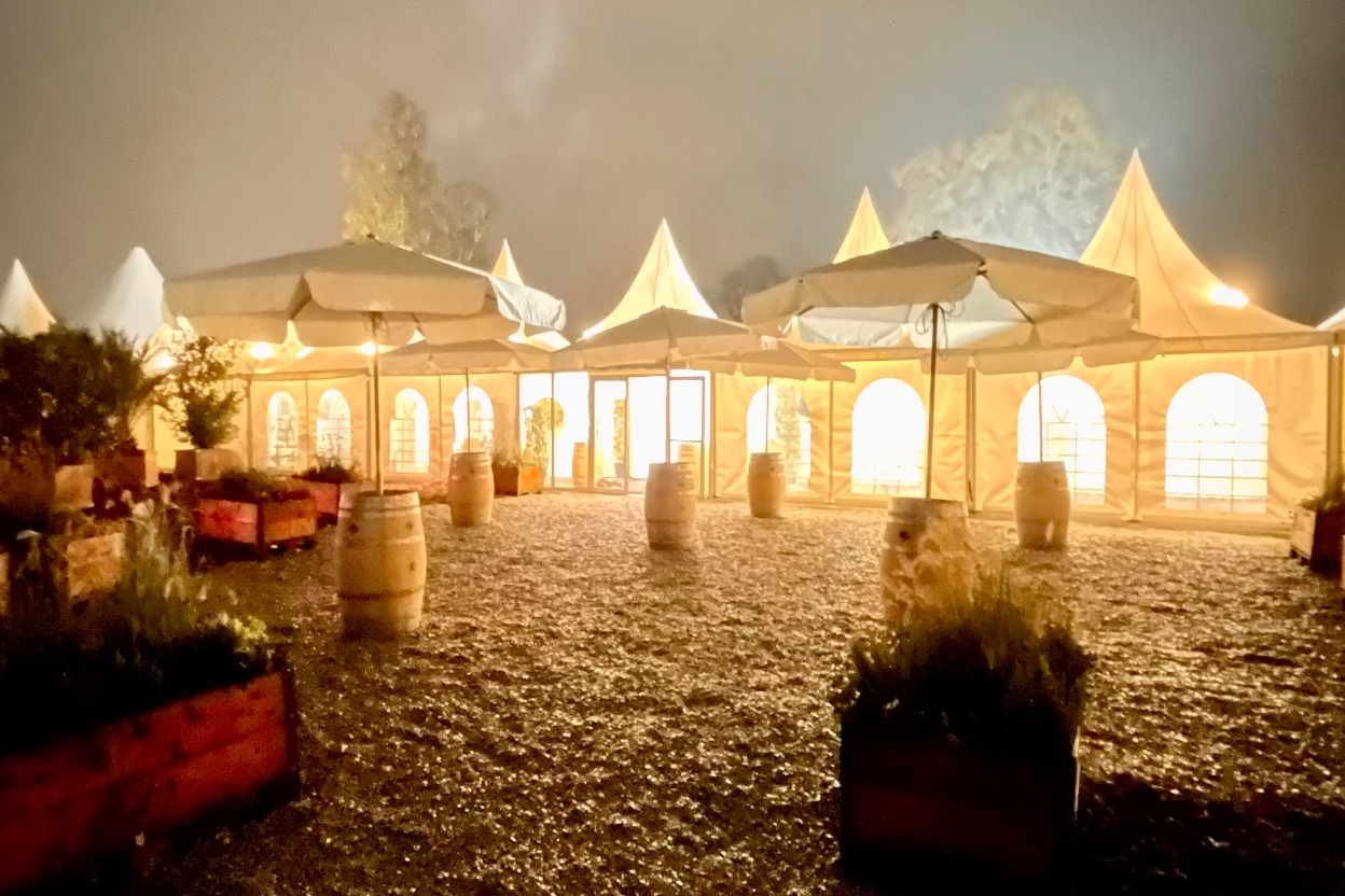 Eventlocation mit gemieteten Weinfässern und Fass-Dekoration