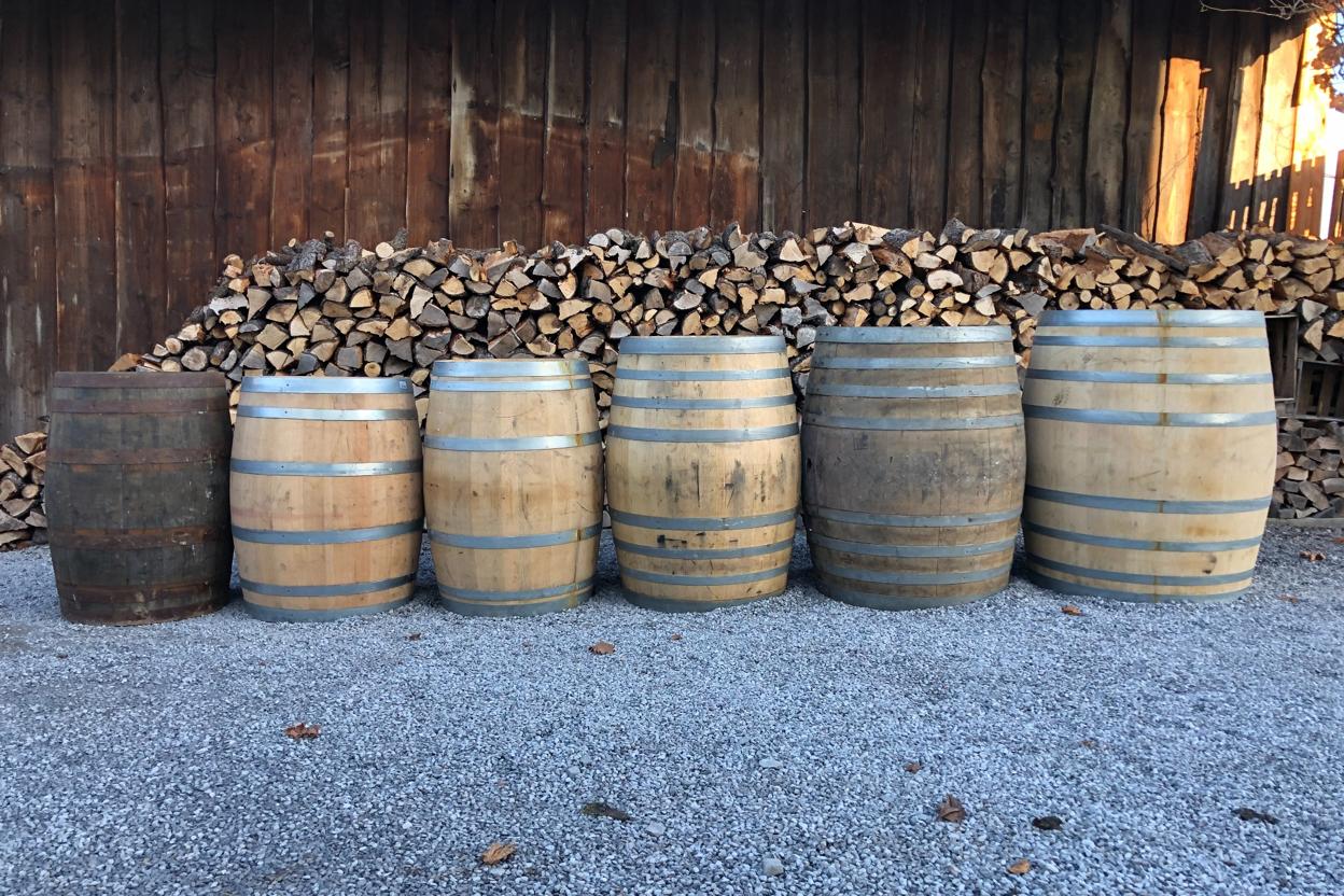 Dekorative Weinfässer aus Holz als rustikale Fass-Deko
