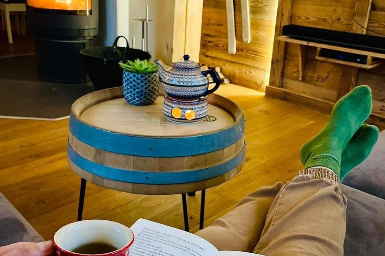 Runder Couchtisch aus einem echten Weinfass im Wohnzimmer