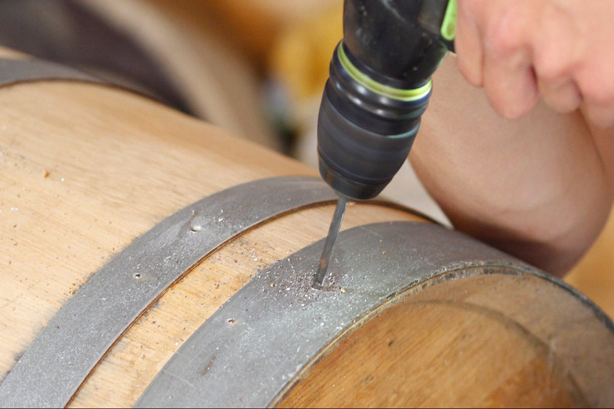 Herstellung eines Weinfasses aus Eichenholz in traditioneller Handarbeit