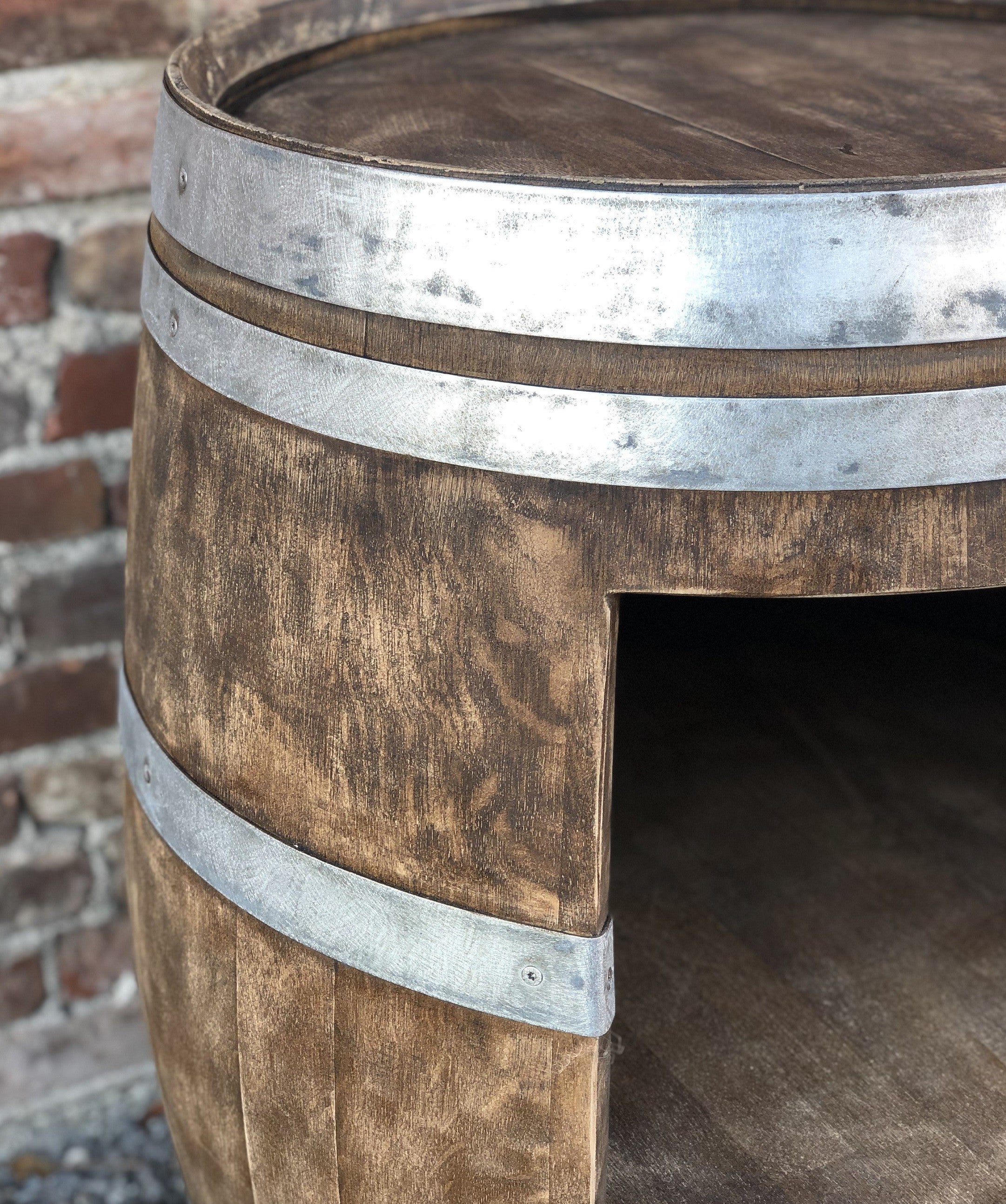Weinfass Bar mit schmaler Öffnung und Einlegeboden, Whiskyfass-Optik