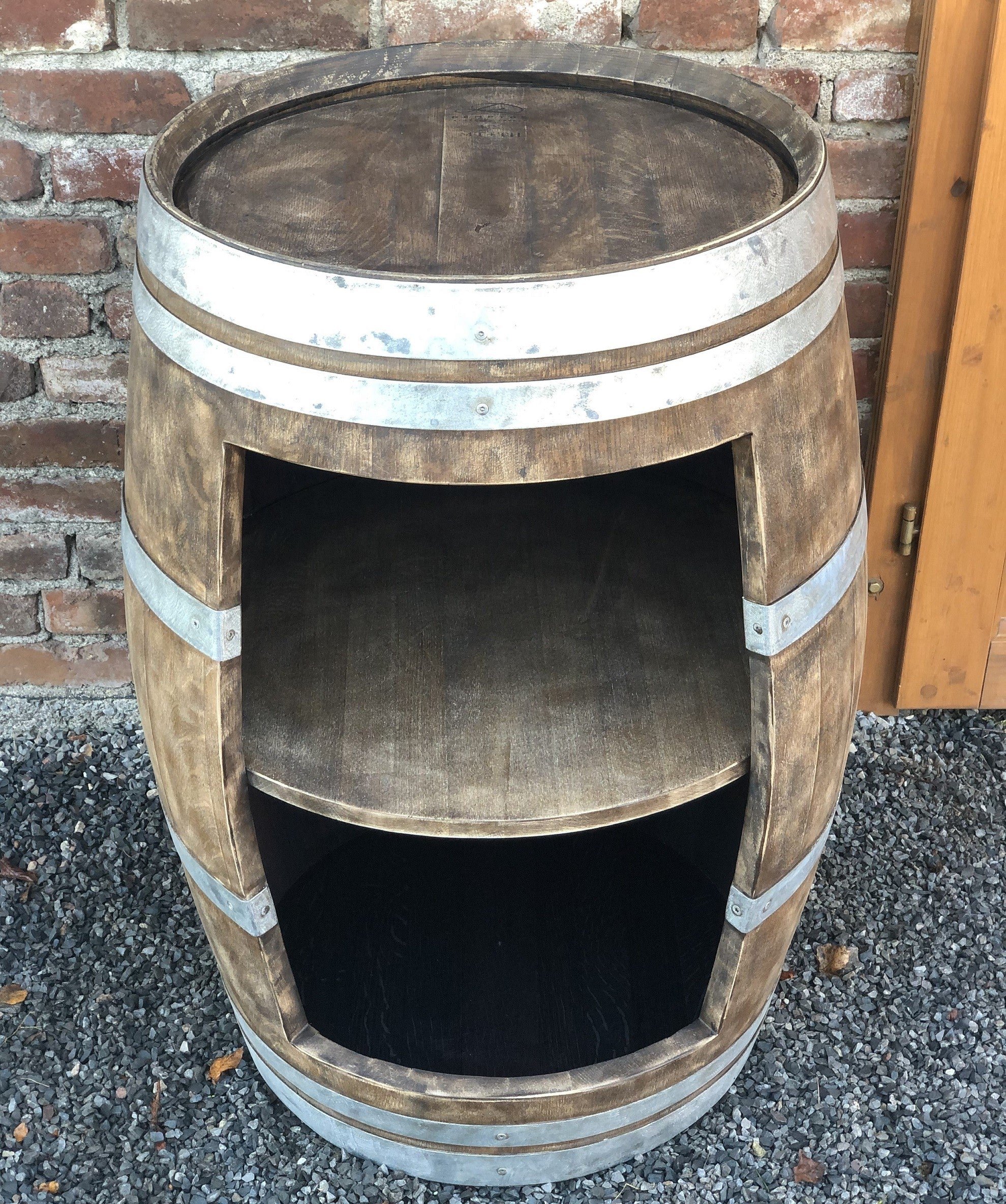 Weinfass Bar mit schmaler Öffnung und Einlegeboden, Whiskyfass-Optik