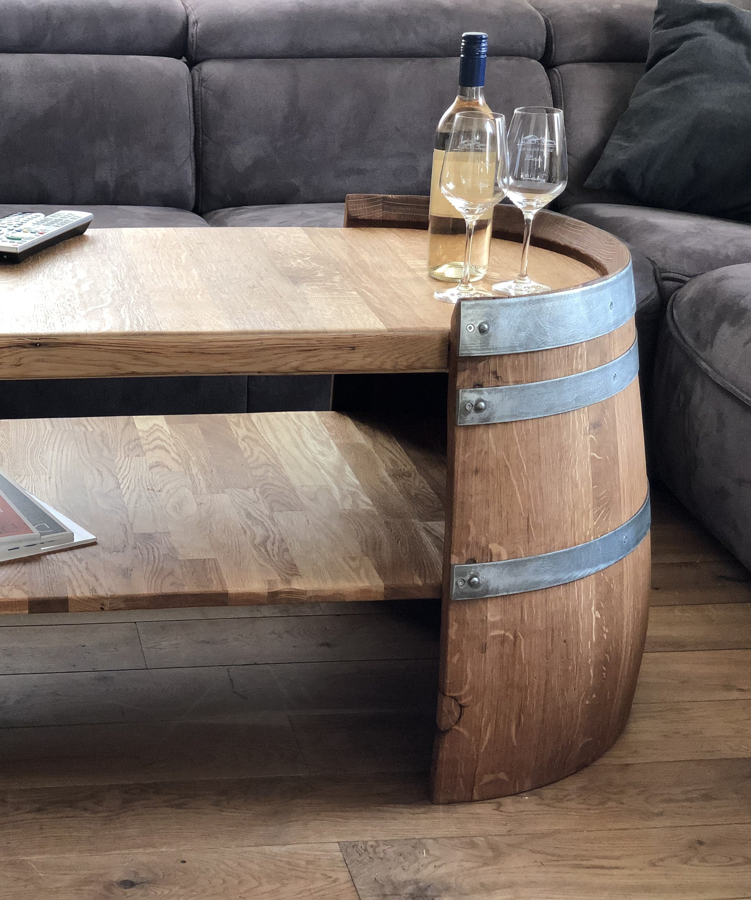 Langer Couchtisch aus Weinfasshälften geölt