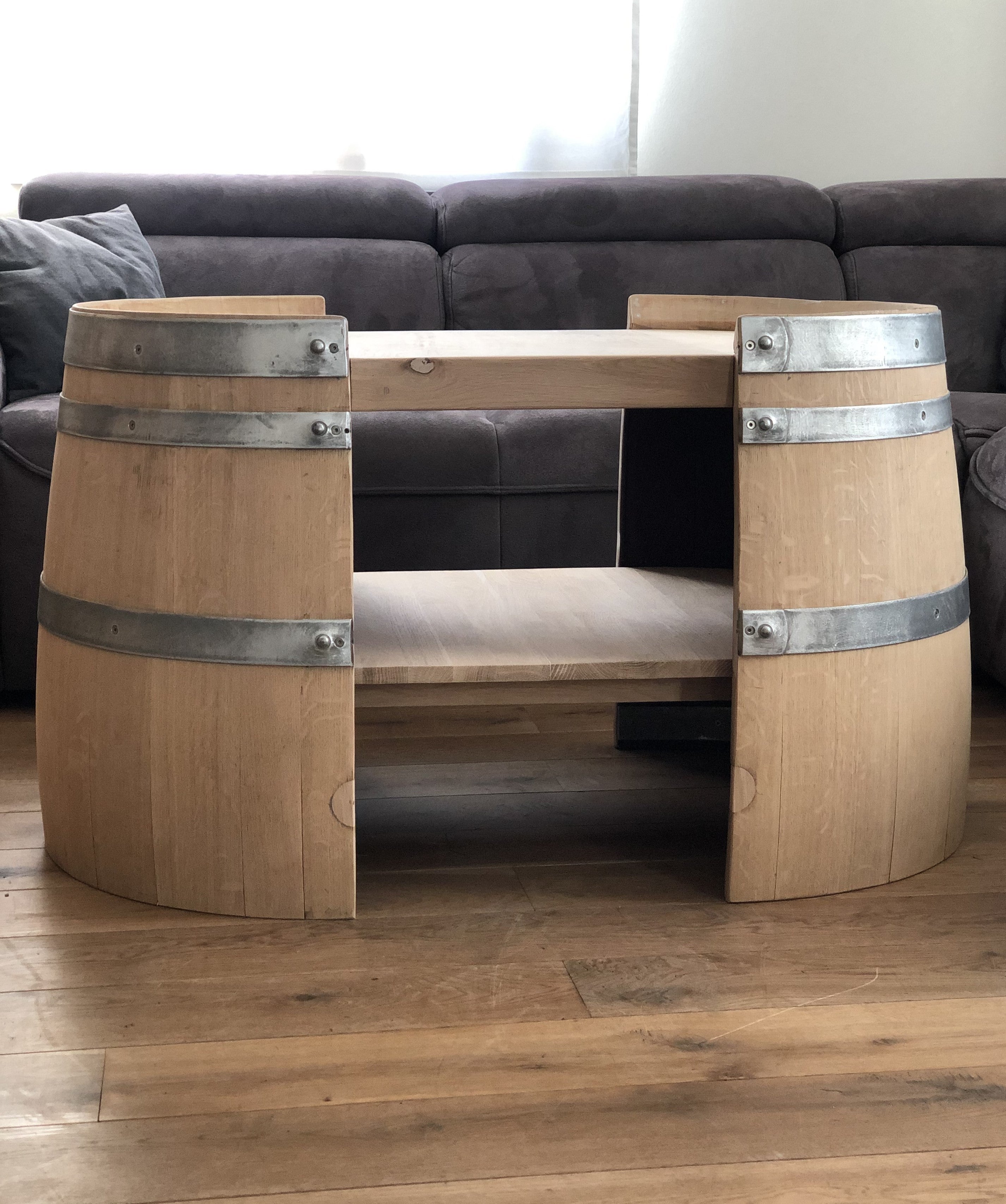 Kurzer Couchtisch aus Weinfasshälften