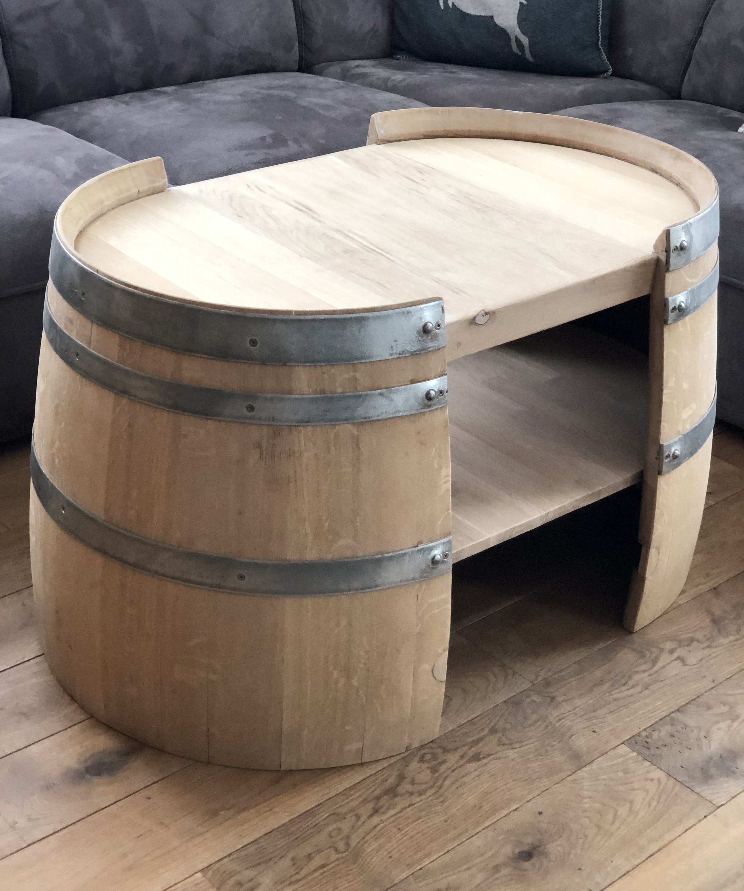 Kurzer Couchtisch aus Weinfasshälften