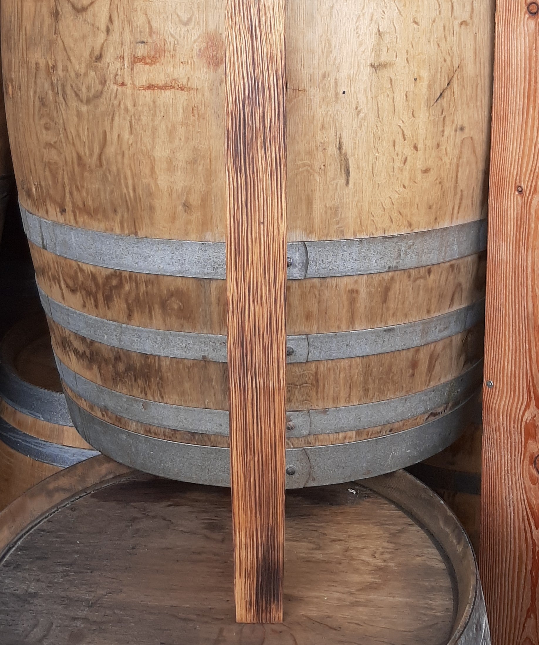 Behandelte Fassdauben aus Rotwein-Weinfass