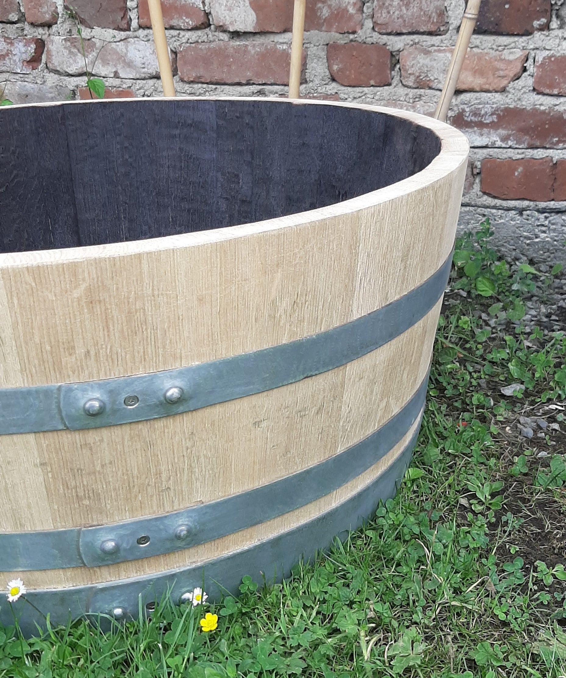 Blumenkübel aus 1/4 gebrauchtem Weinfass