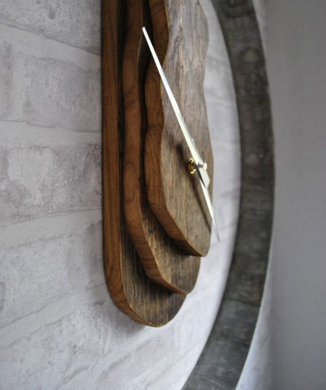 Wanduhr aus Weinfass