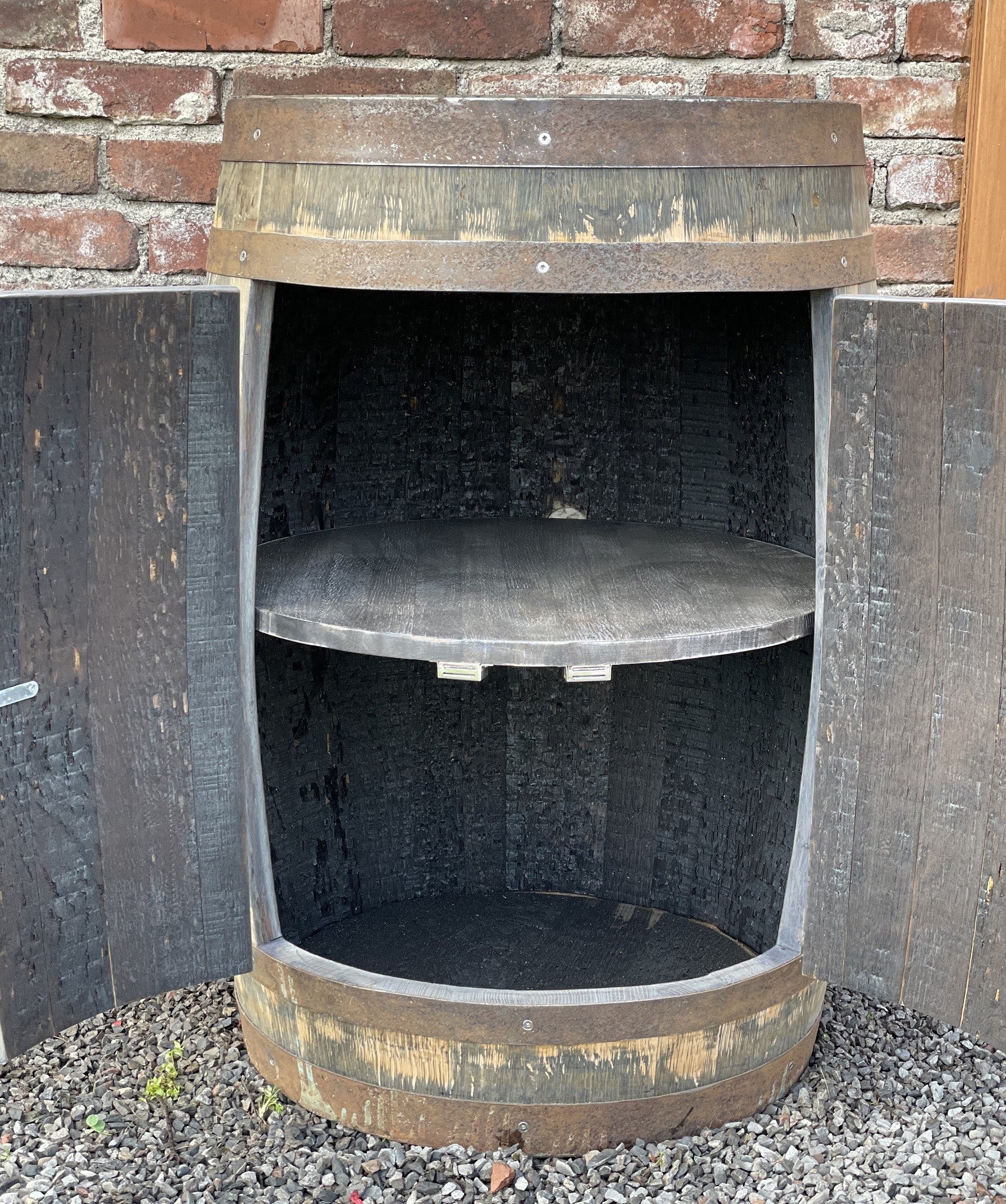 Whiskyfass Bar mit großen Türen und Einlegeboden