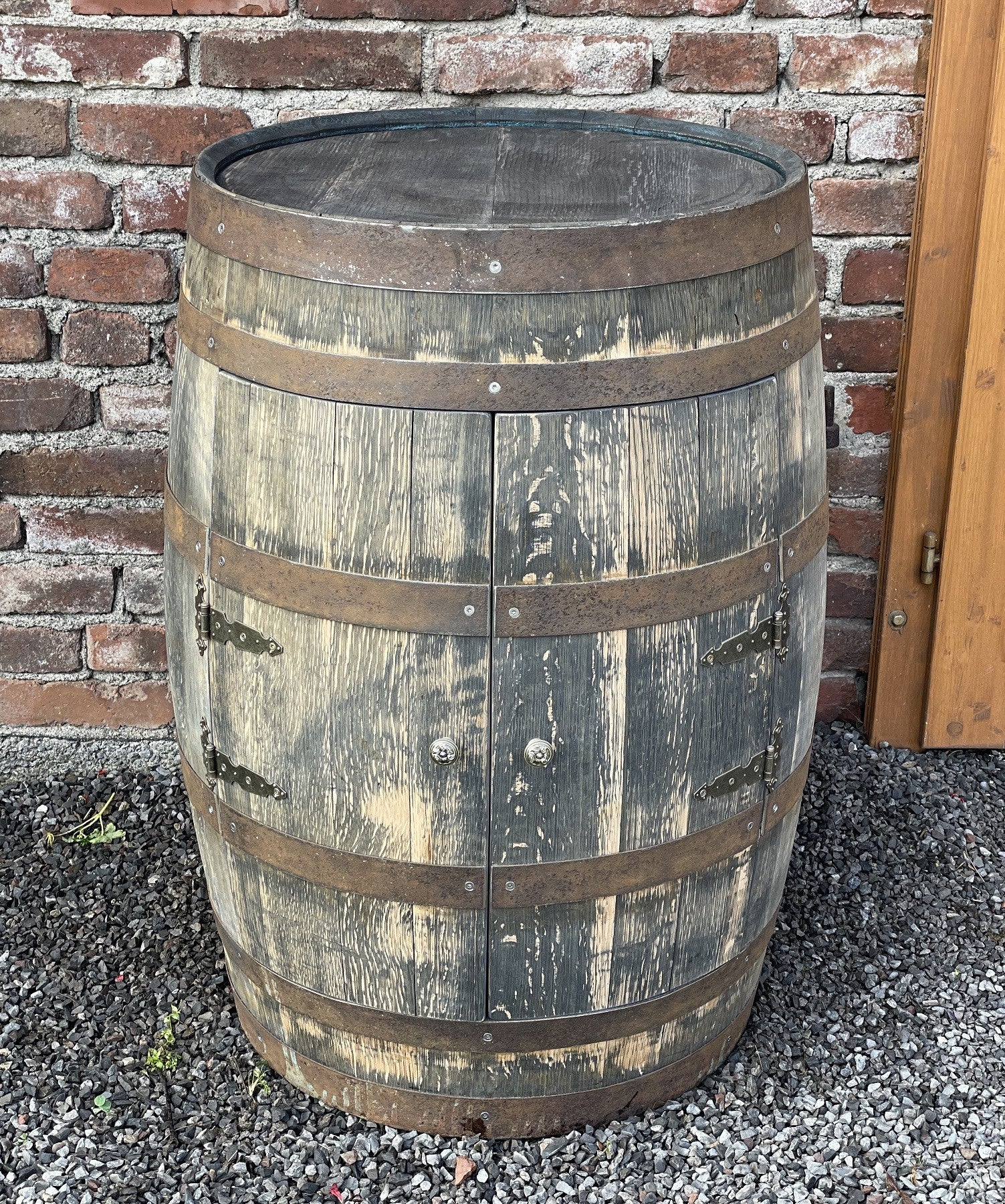 Whiskyfass Bar mit großen Türen und Einlegeboden