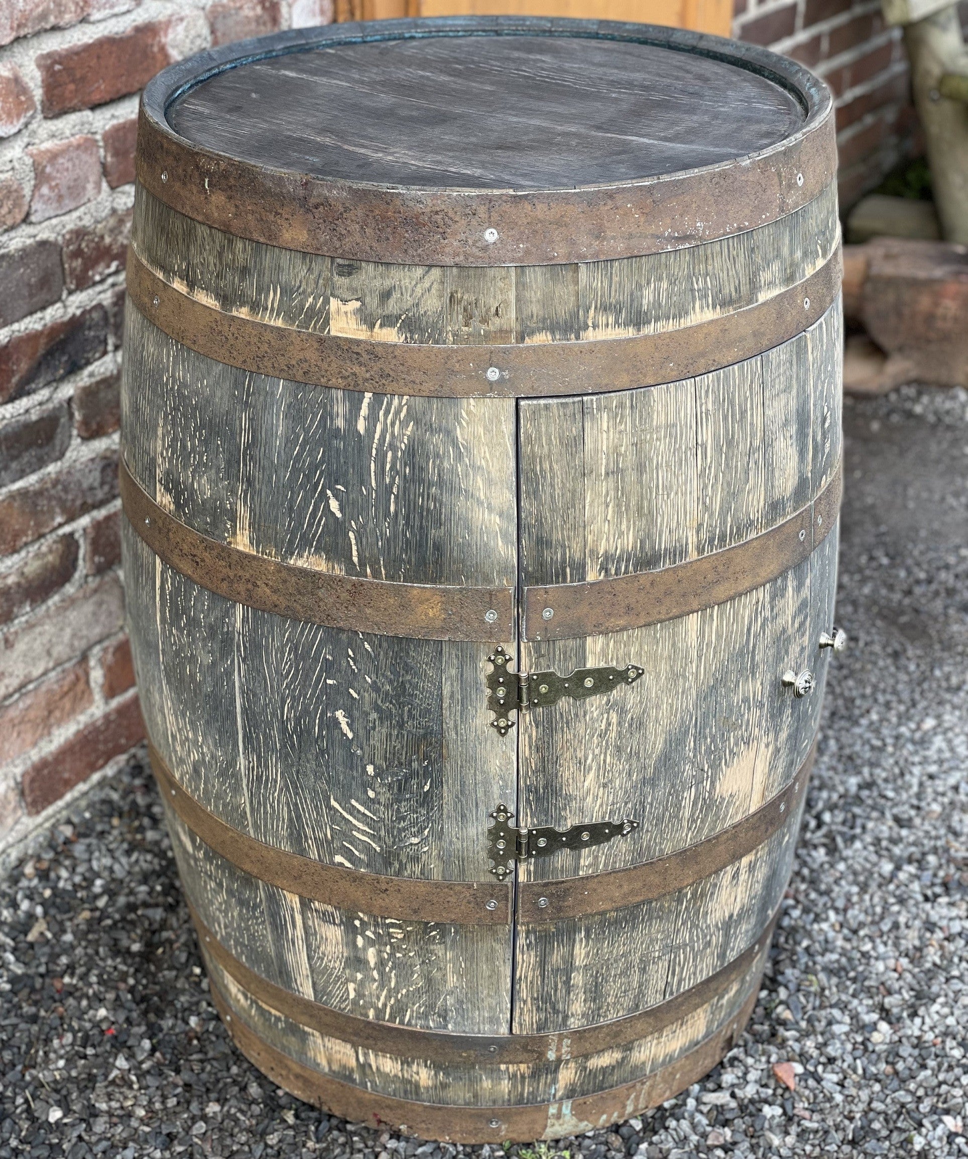 Whiskyfass Bar mit großen Türen und Einlegeboden