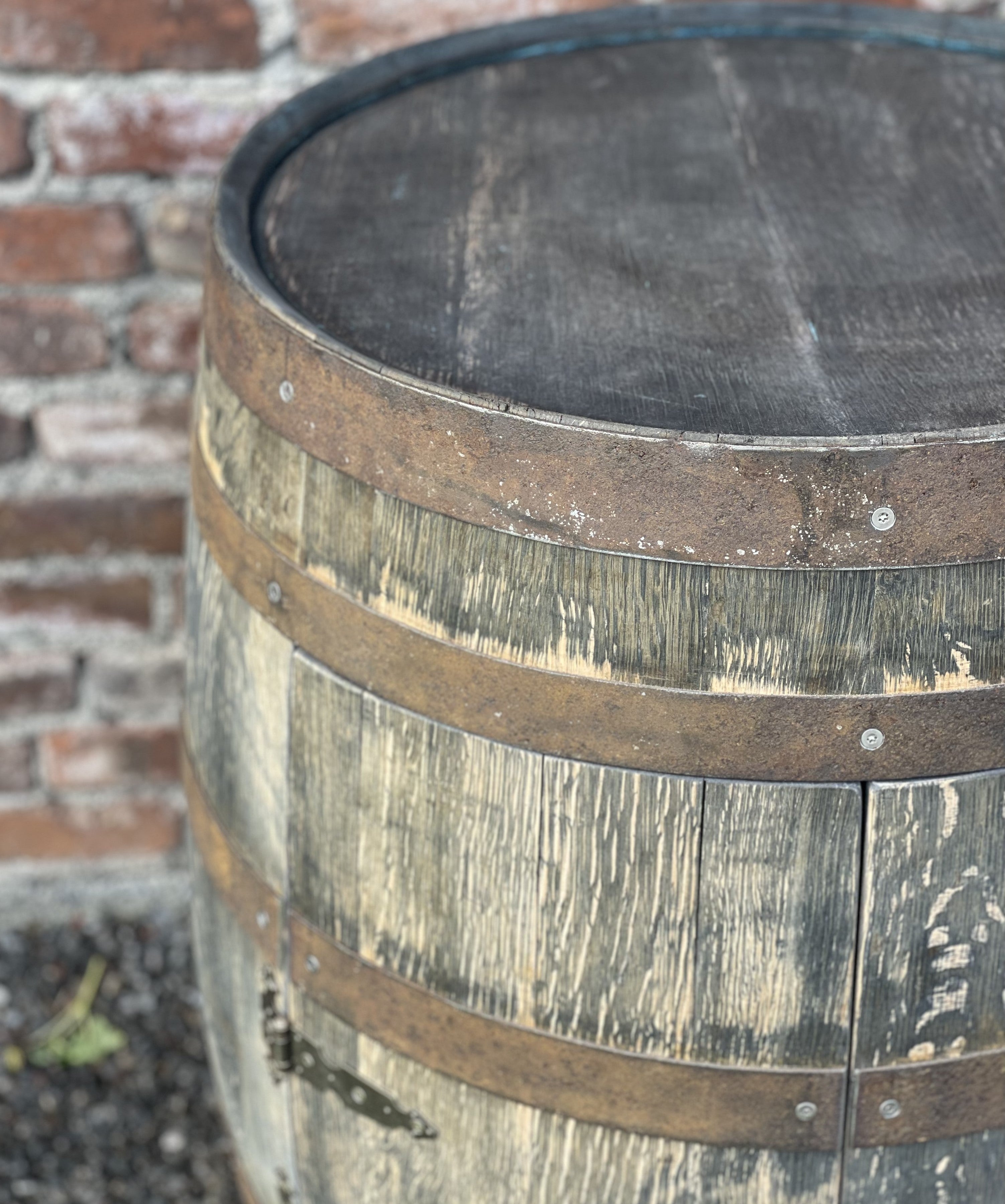 Whiskyfass Bar mit großen Türen und Einlegeboden