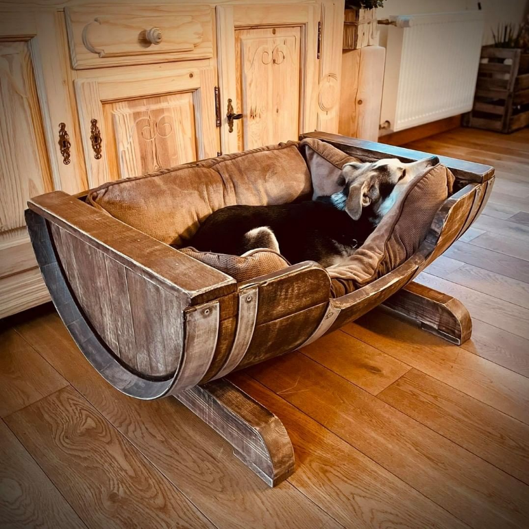 Handgefertigtes Hundebett aus einem alten Weinfass im Wohnbereich