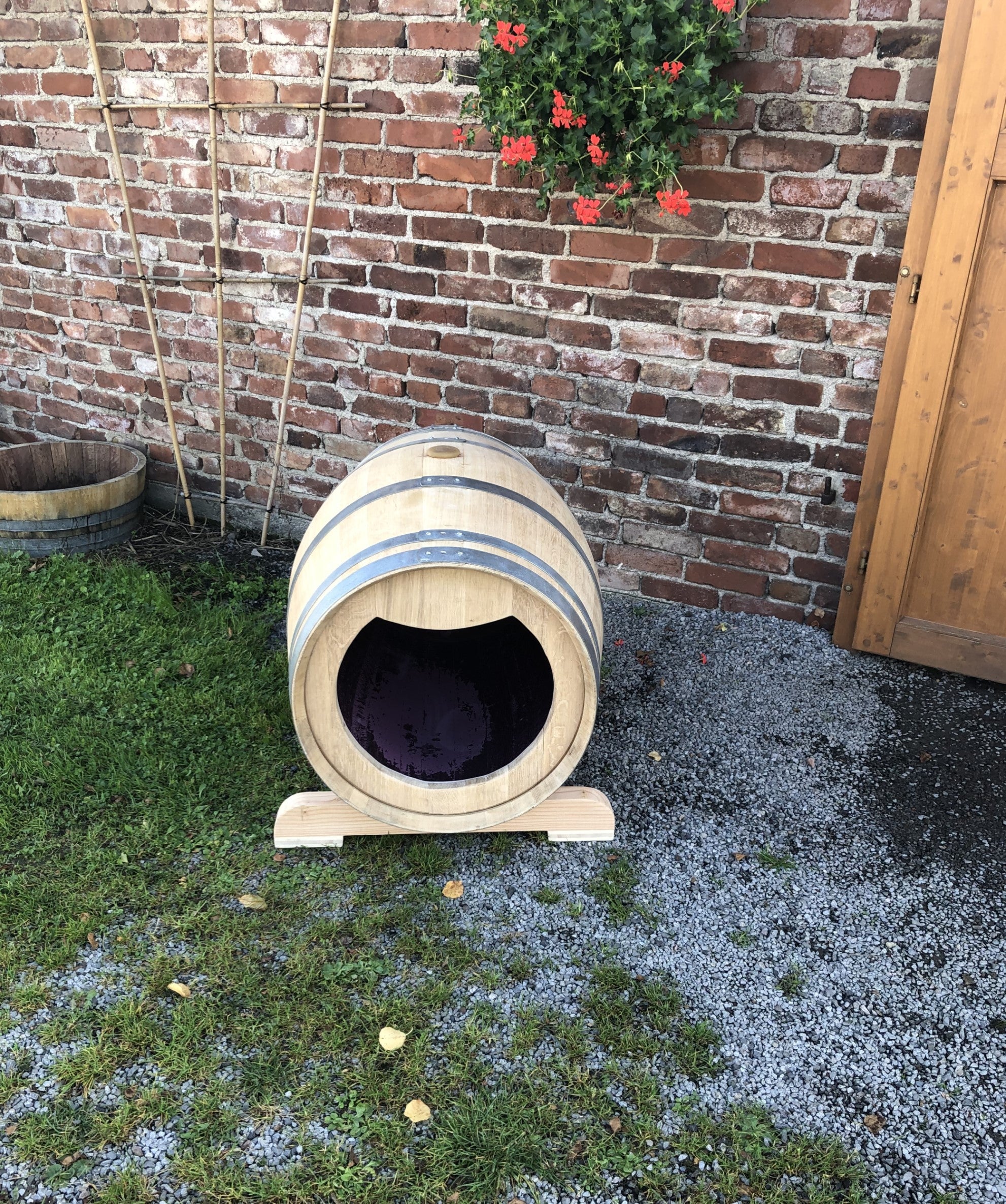 Hundehütte aus gebrauchtem Weinfass