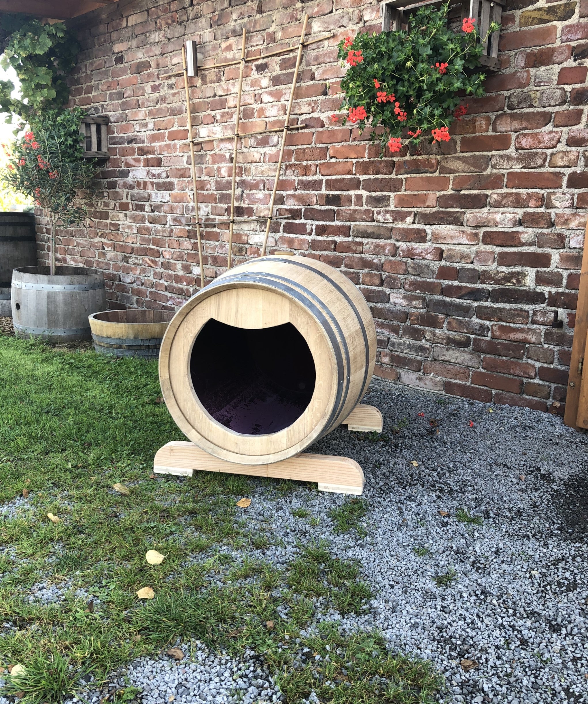 Hundehütte aus gebrauchtem Weinfass