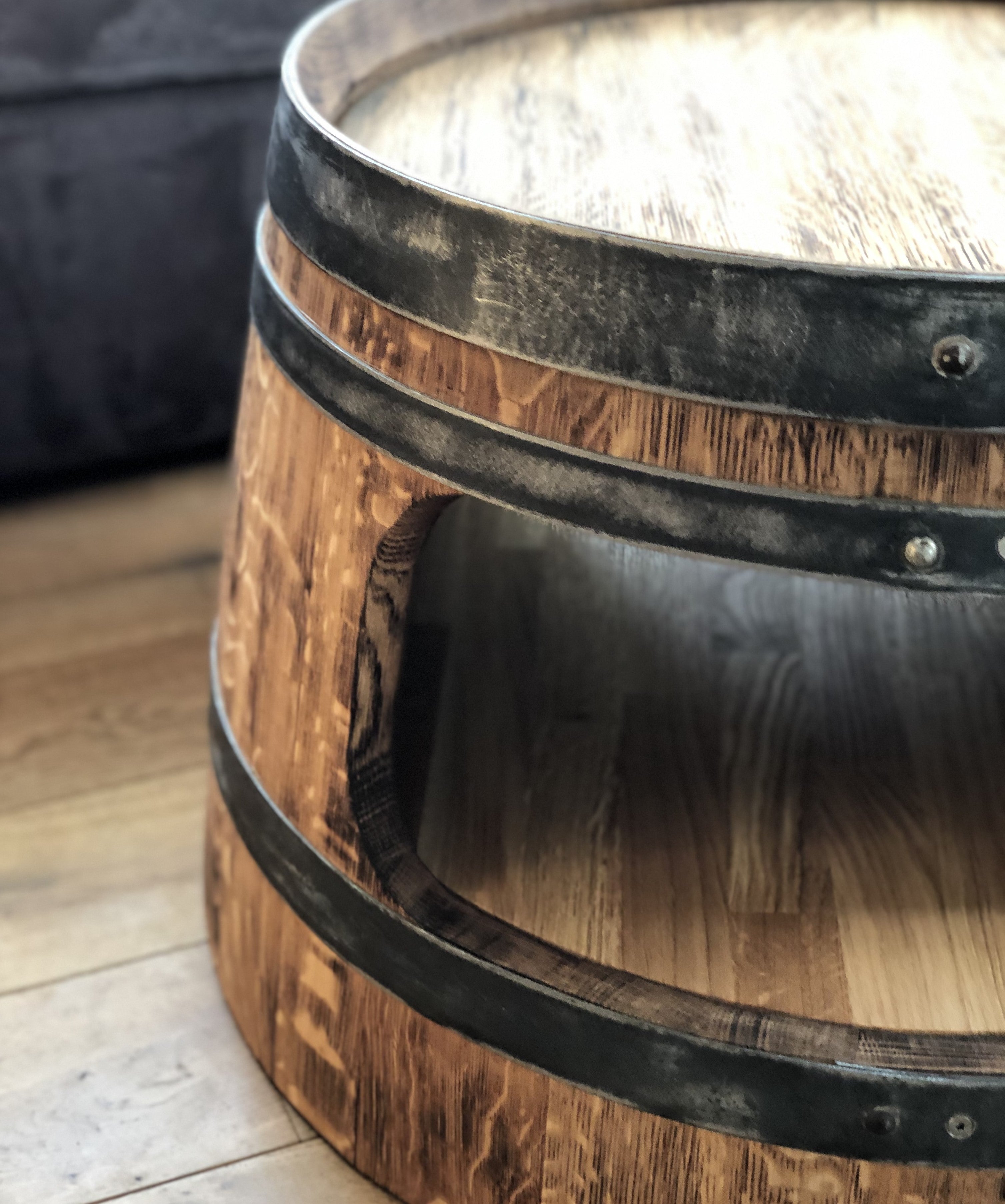Weinfass Couchtisch mit Einlegeboden und runden Ecken, aus halbiertem Weinfass
