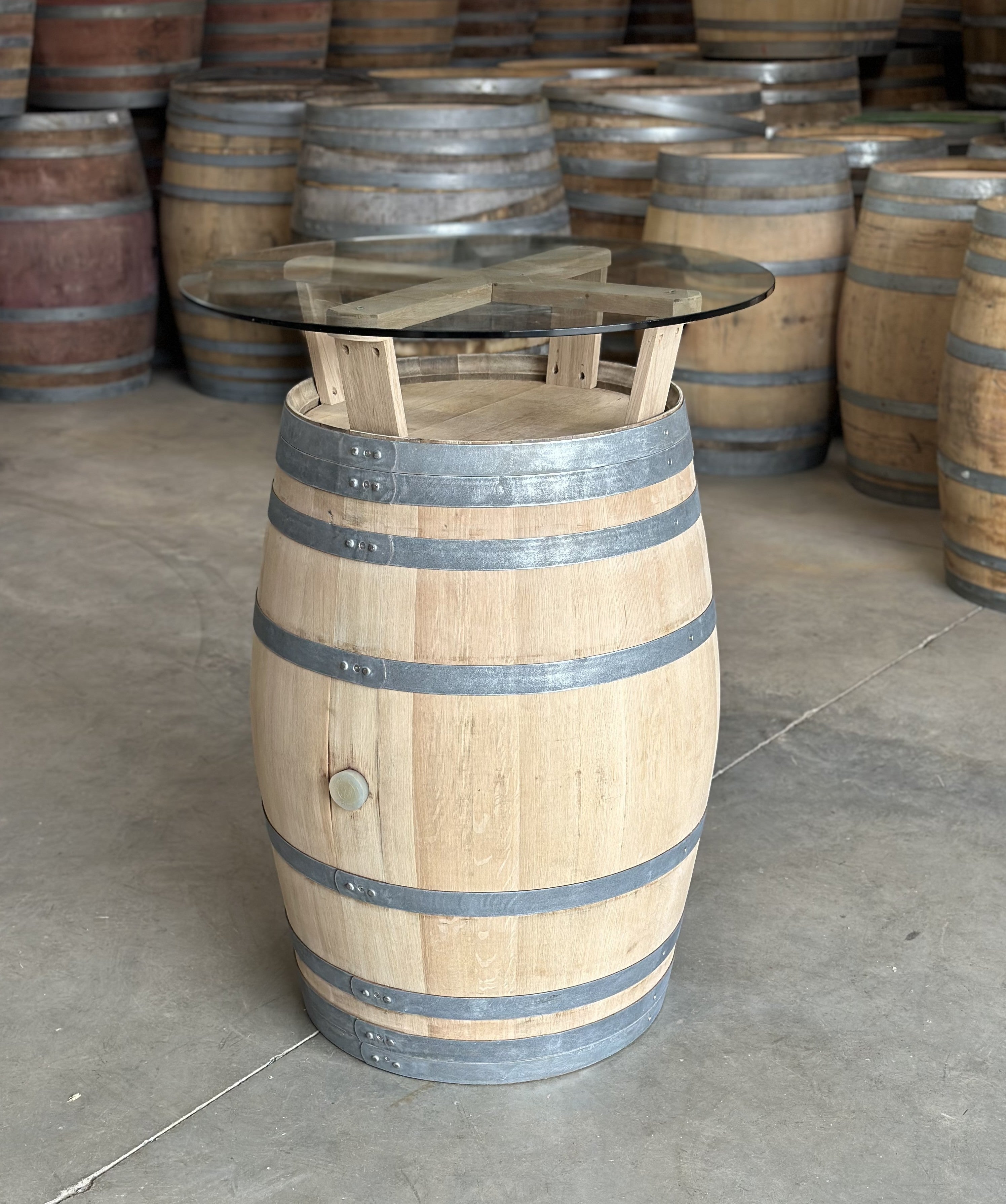 Weinfass Stehtisch mit Holzkreuz und Glasplatte