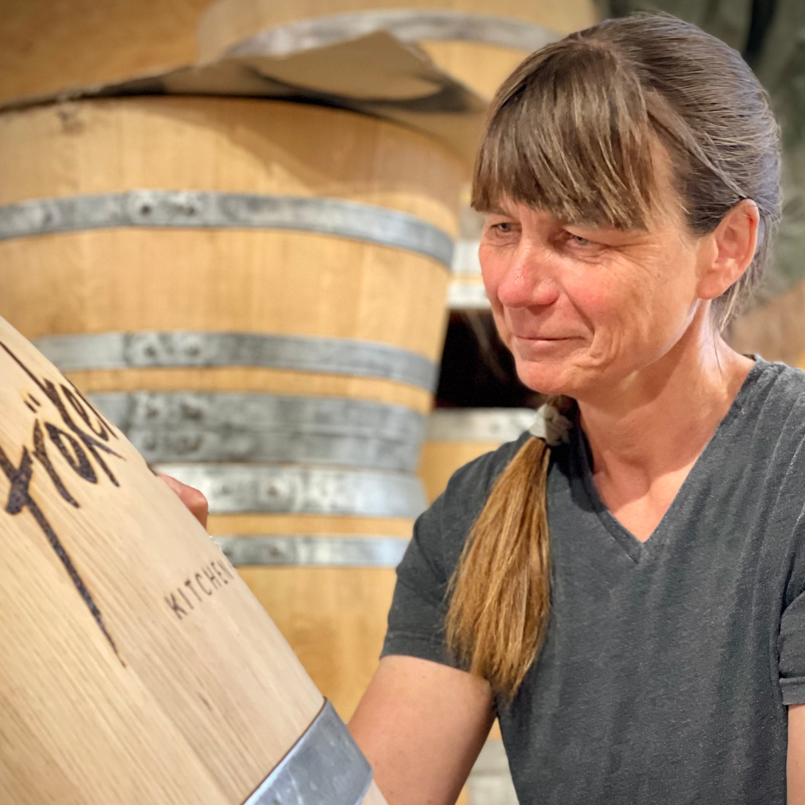 Nicole bei der Bearbeitung eines Möbelstücks aus Weinfassholz