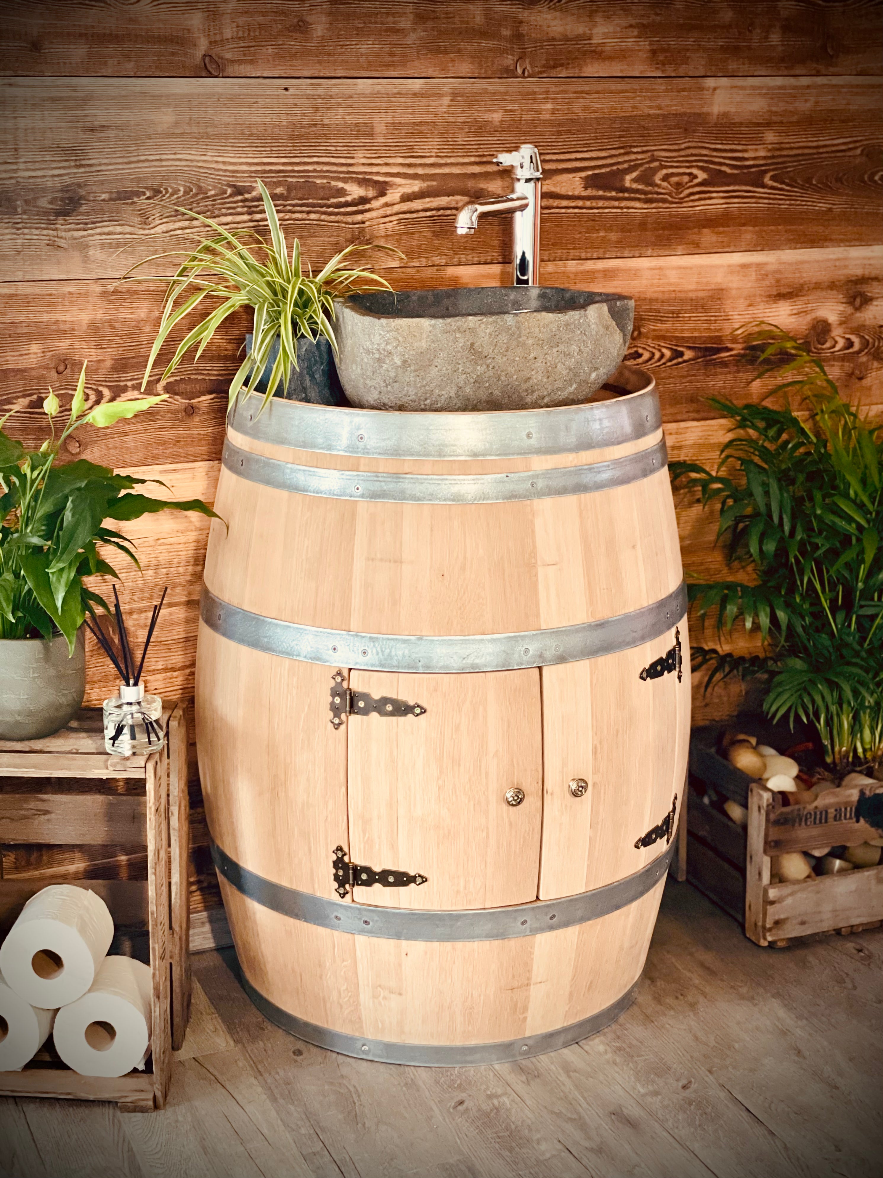 Waschtisch aus echtem Weinfass mit Natursteinbecken im rustikalen Badezimmerstil