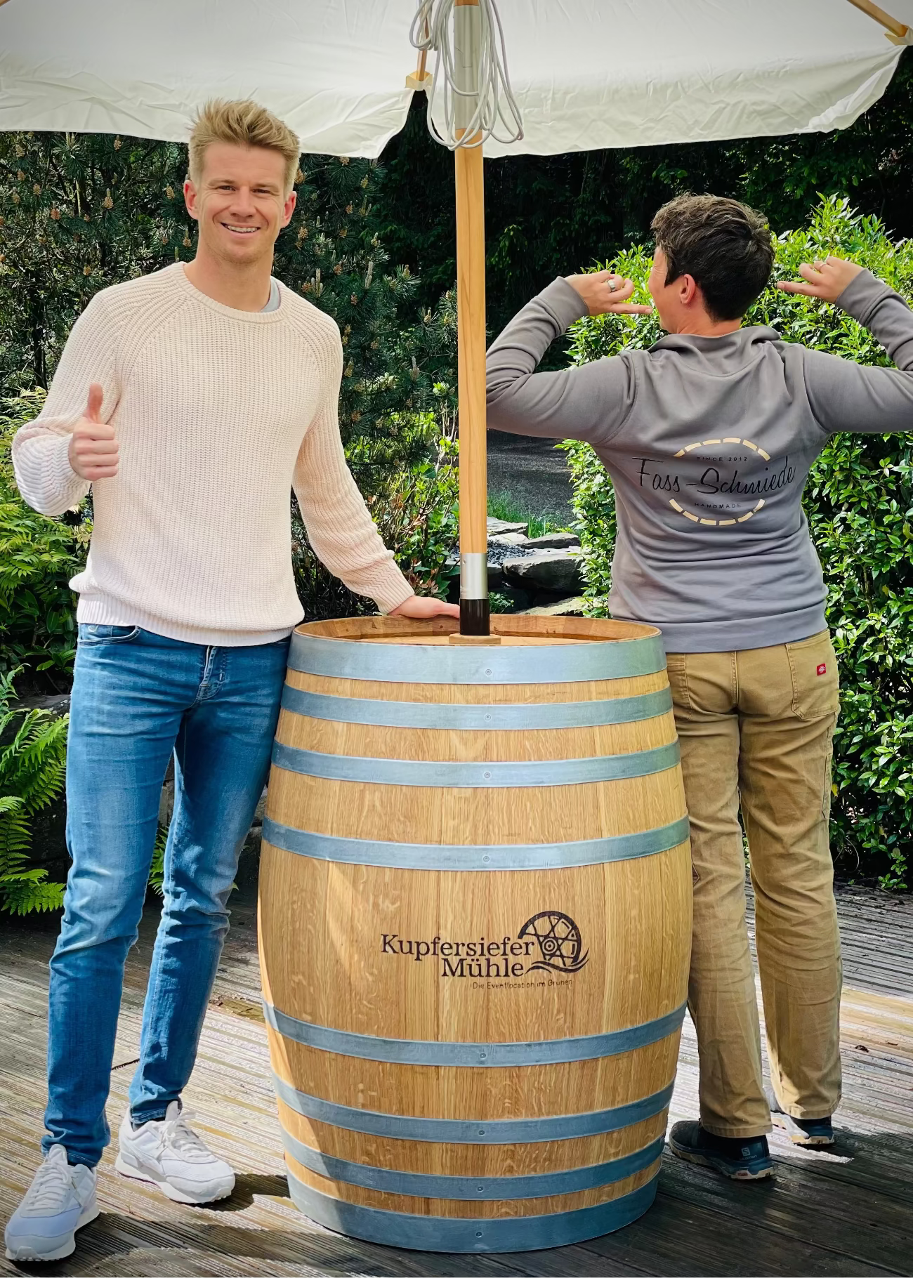 Nico Hülkenberg mit handgefertigtem Weinfass-Stehtisch der Fass-Schmiede