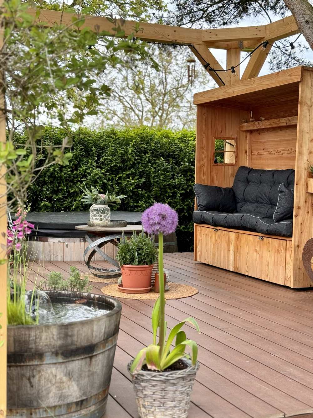 Outdoor Möbel und Lounge aus echten Weinfässern auf moderner Holzterrasse im Garten