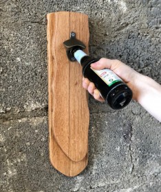 Magnetischer Wandflaschenöffner aus Weinfassdeckel