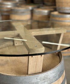 Weinfass Stehtisch mit Holzkreuz und Glasplatte