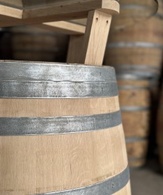 Weinfass Stehtisch mit Holzkreuz und Glasplatte