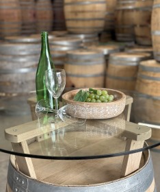 Weinfass Stehtisch mit Holzkreuz und Glasplatte