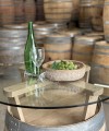Weinfass Stehtisch mit Holzkreuz und Glasplatte