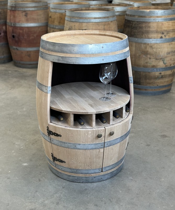 Weinfass Bar mit großer Öffnung, kleinen Türen und kleinem Flaschenregal