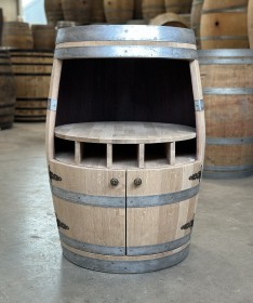 Weinfass Bar mit großer Öffnung, kleinen Türen und kleinem Flaschenregal