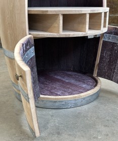 Weinfass Bar mit großer Öffnung, kleinen Türen und kleinem Flaschenregal