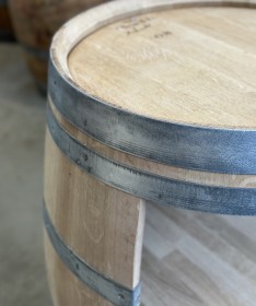 Weinfass Bar mit großer Öffnung, kleinen Türen und kleinem Flaschenregal