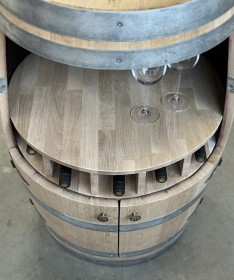 Weinfass Bar mit großer Öffnung, kleinen Türen und kleinem Flaschenregal