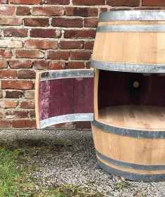 Weinfassbar mit kleinen Türen
