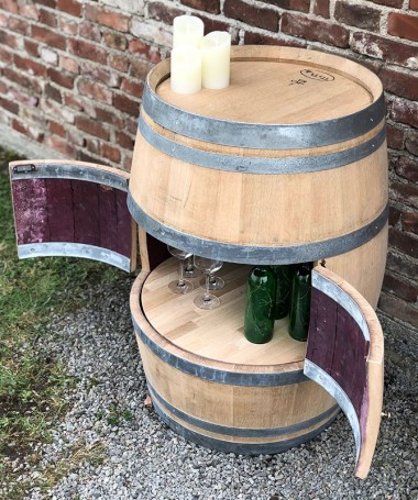 Weinfassbar mit kleinen Türen