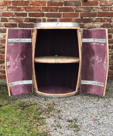Weinfassbar mit großen Türen