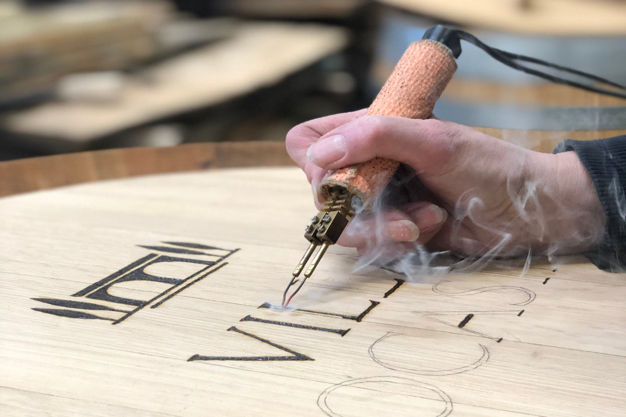 Branding eines Weinfasses mit individuellem Logo auf dem Holzdeckel