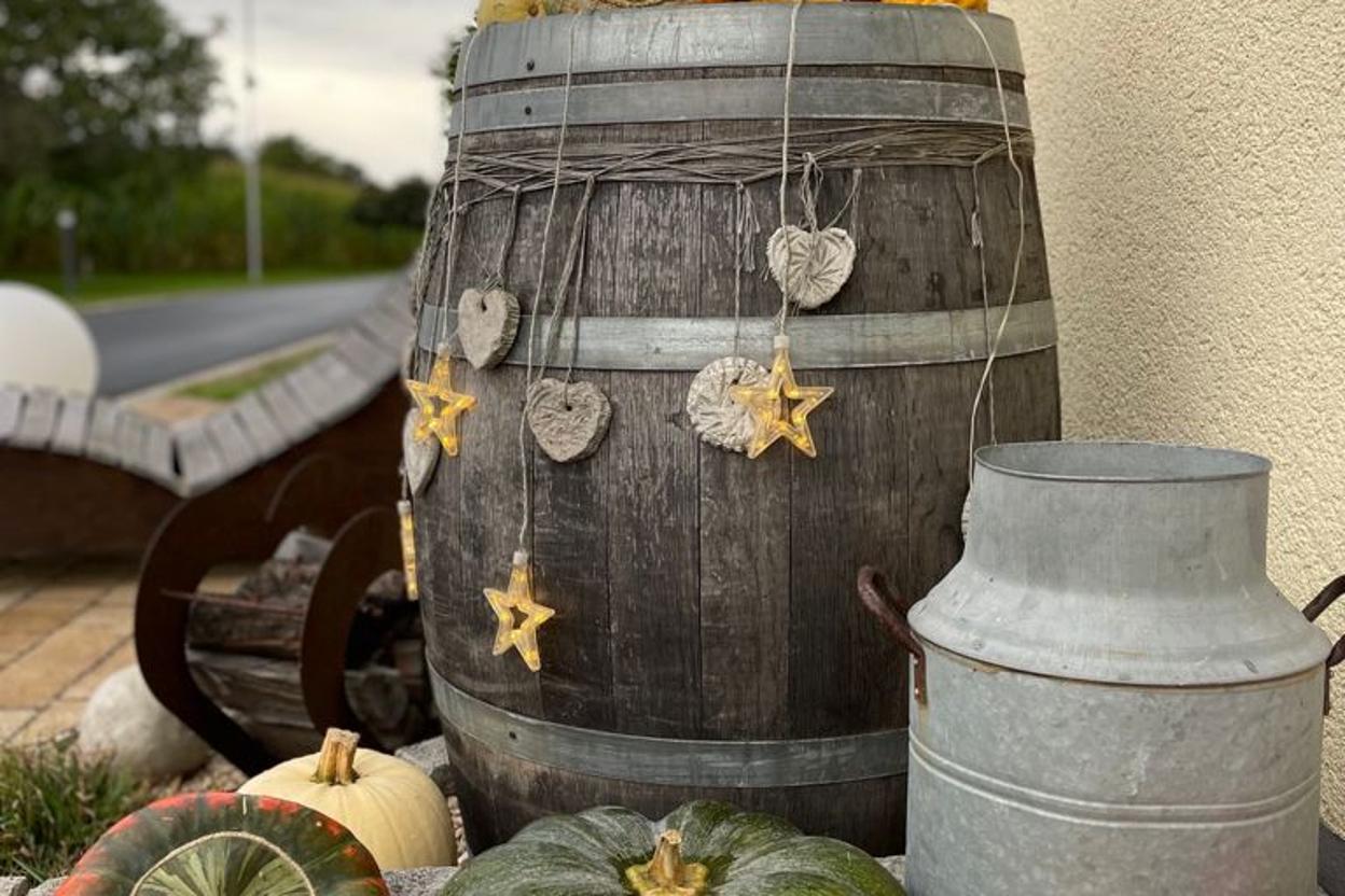 Dekoriertes Weinfass mit herbstlicher und weihnachtlicher Fass-Deko