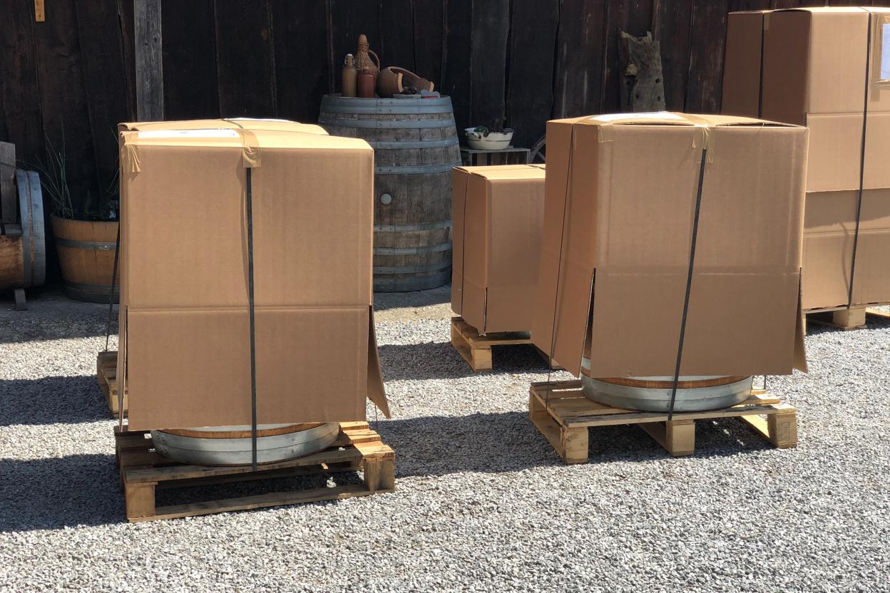 Verpackte Fassmöbel auf Paletten für den Versand
