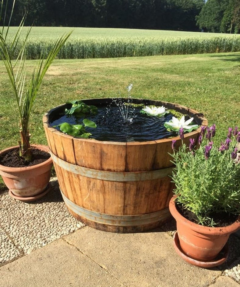 Mini-Teich aus gebrauchtem Weinfass