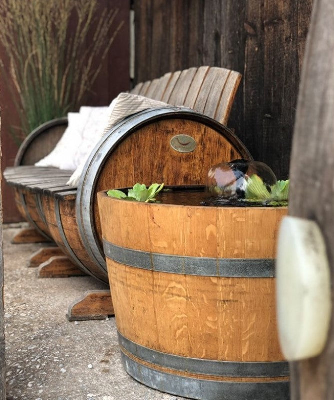 Mini-Teich aus gebrauchtem Weinfass