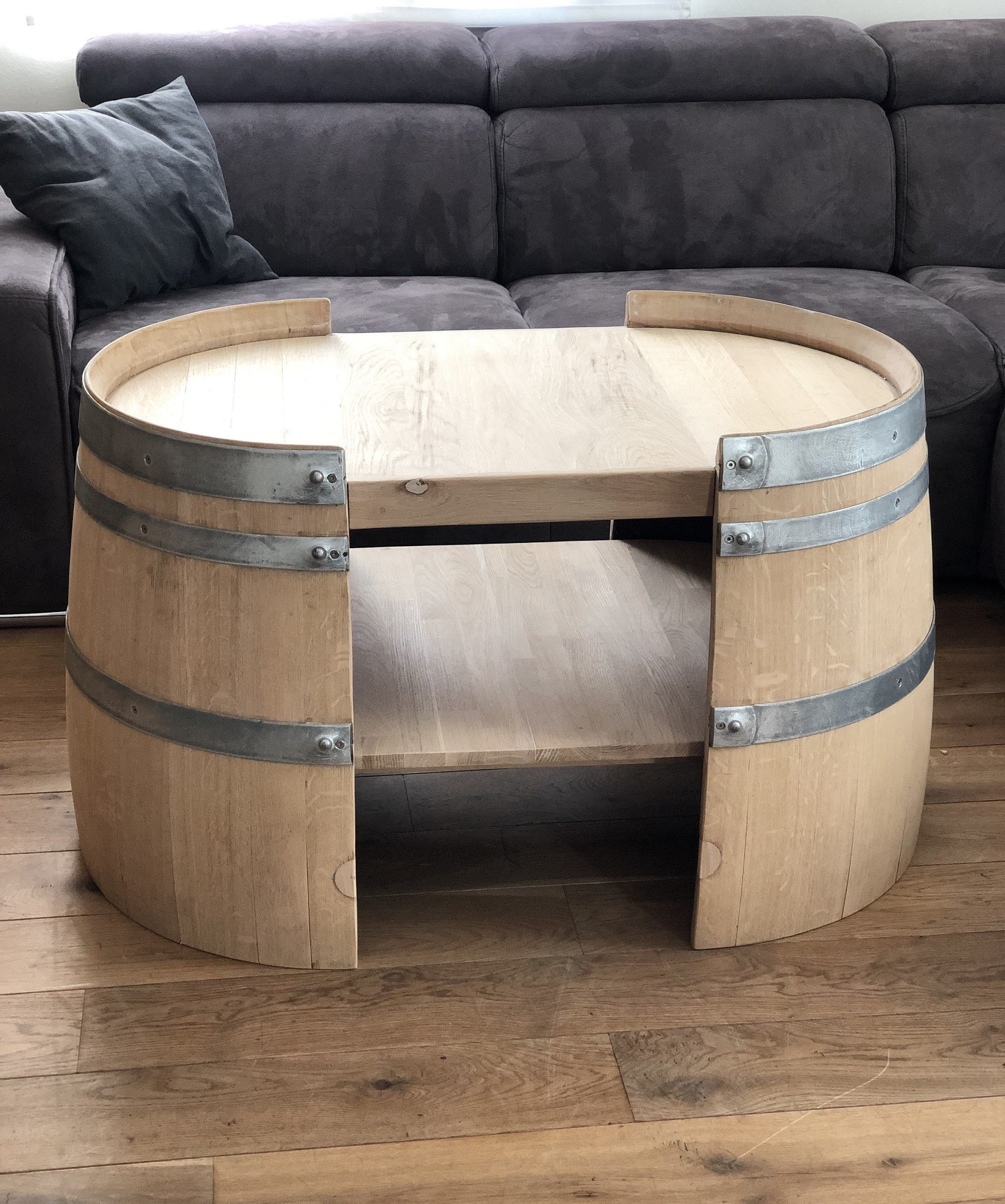 Kurzer Couchtisch aus Weinfasshälften