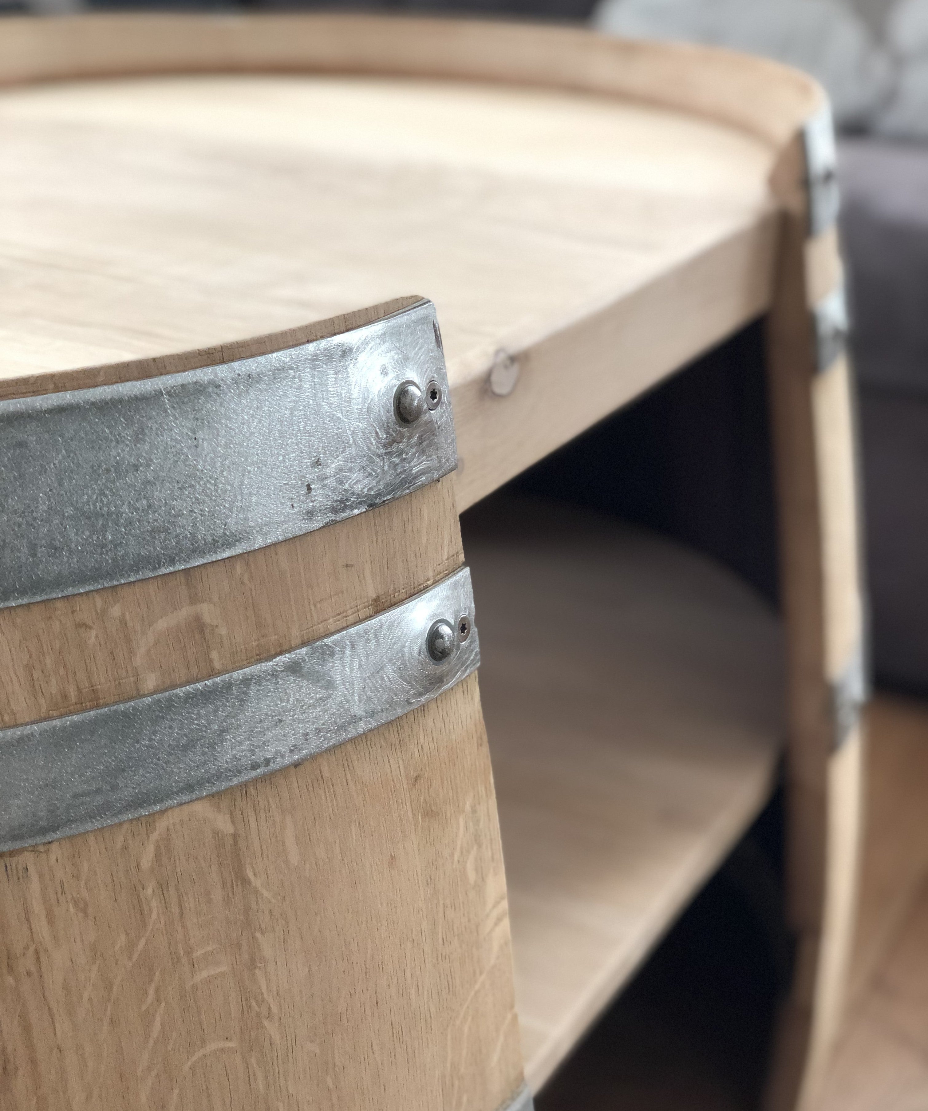 Kurzer Couchtisch aus Weinfasshälften