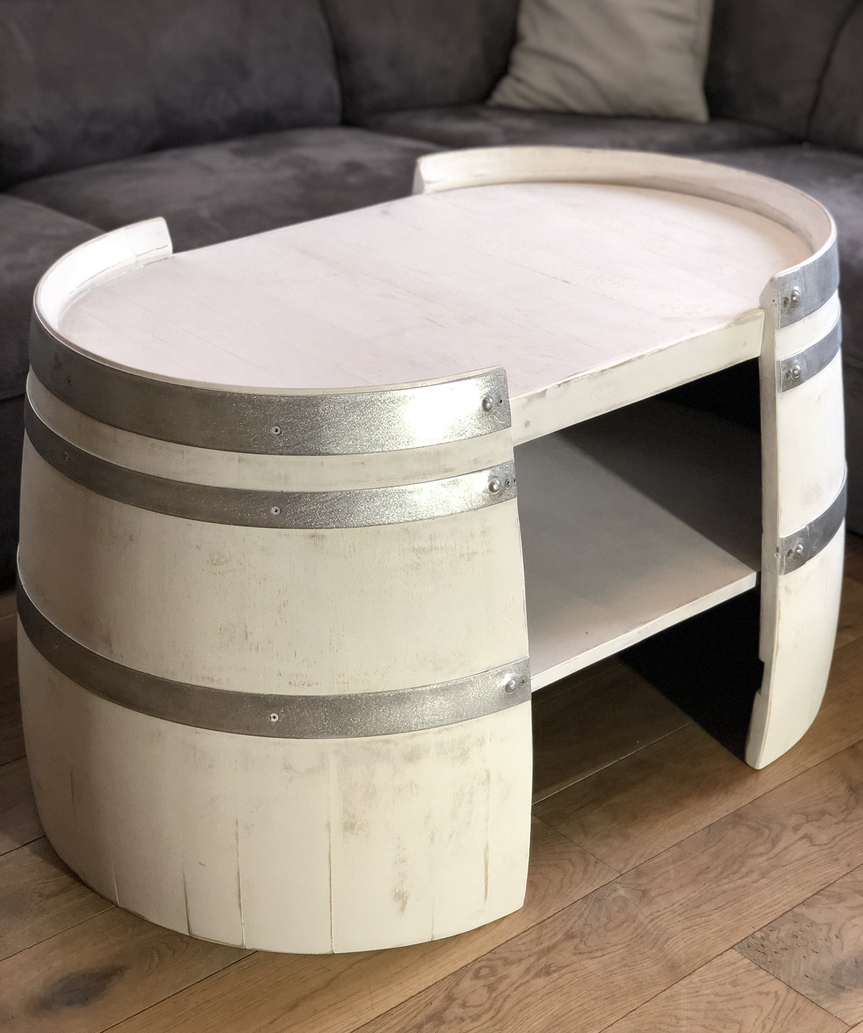 Kurzer Couchtisch aus Weinfasshälften shabby white