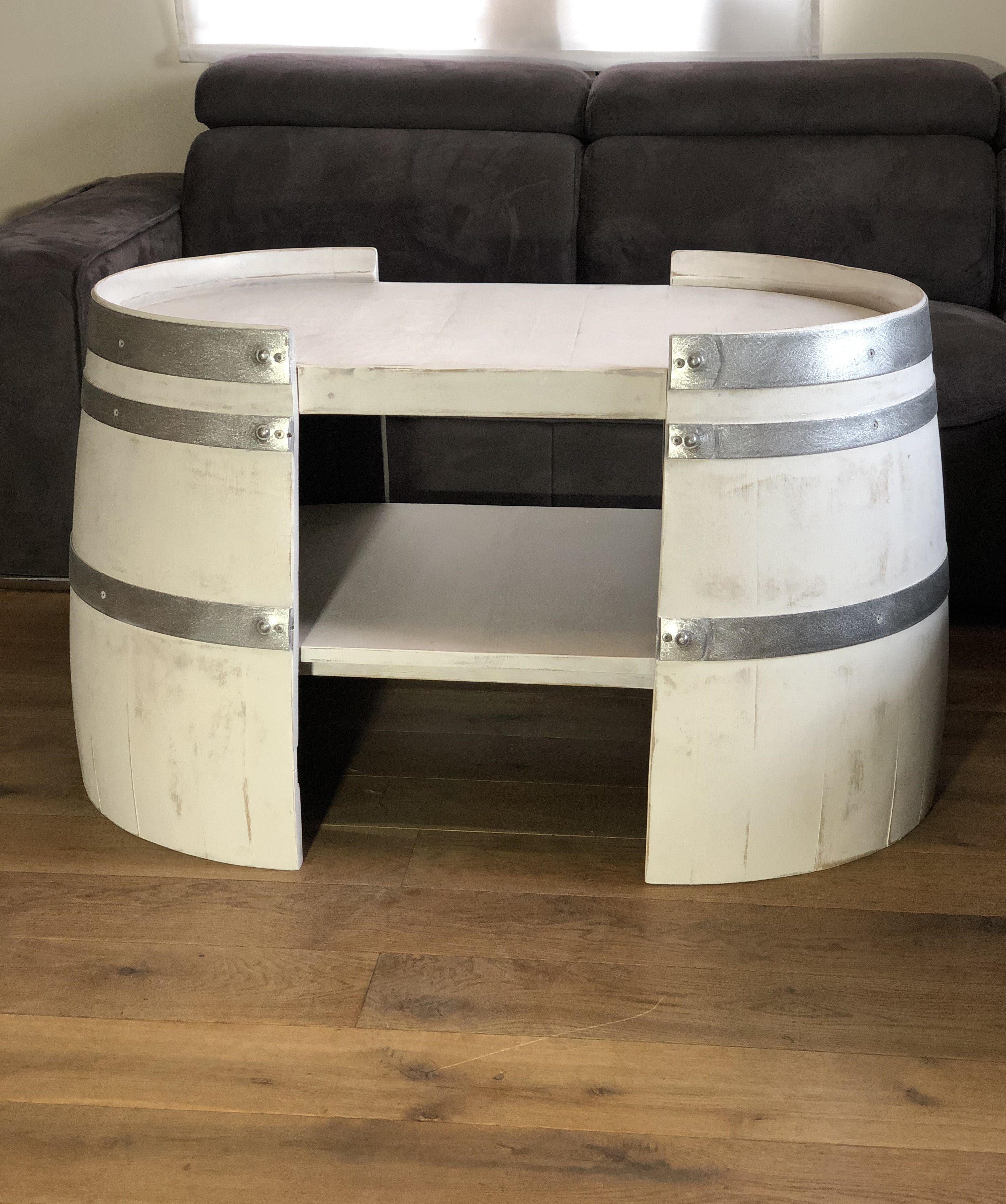 Kurzer Couchtisch aus Weinfasshälften shabby white