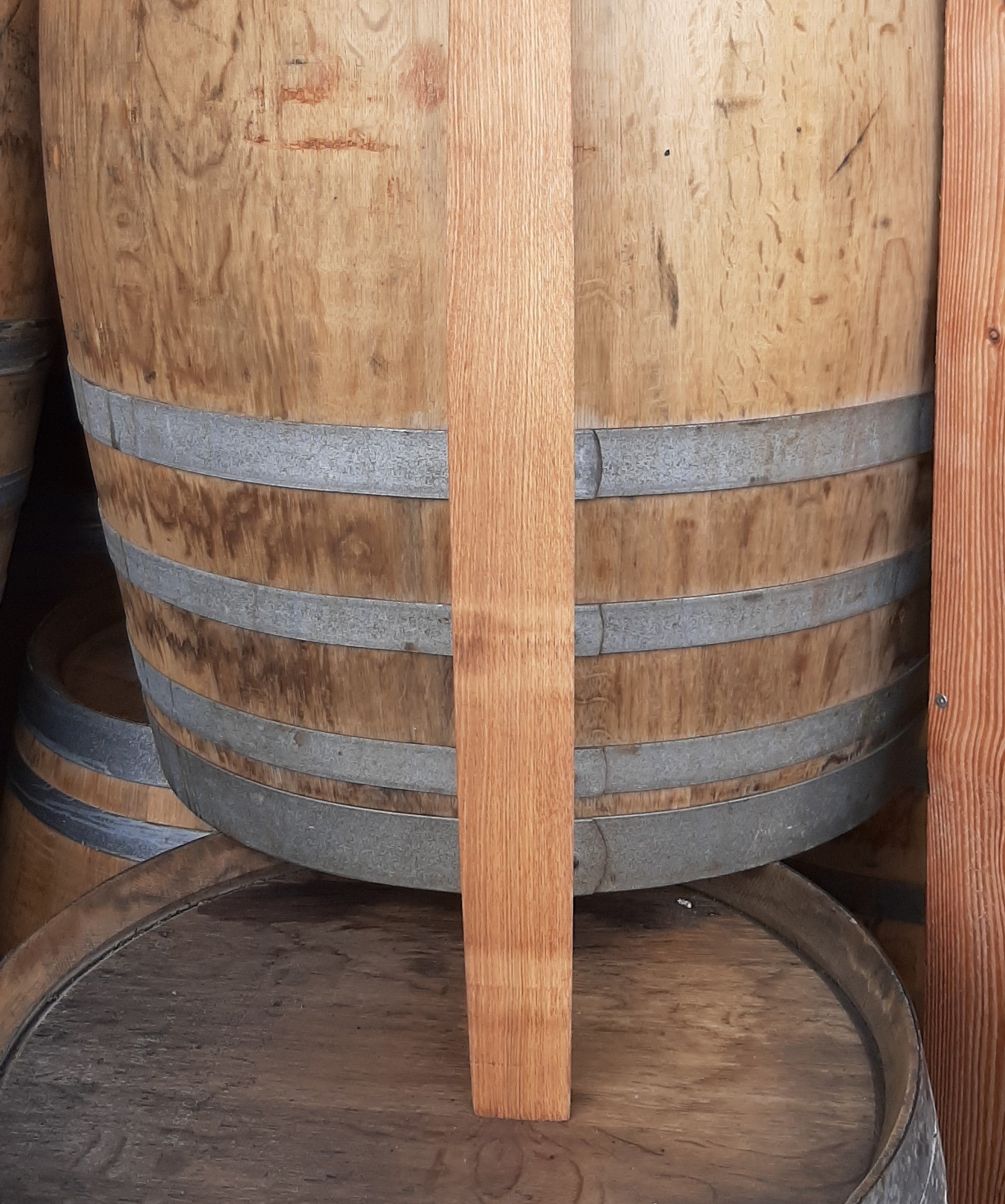 Behandelte Fassdauben aus Rotwein-Weinfass