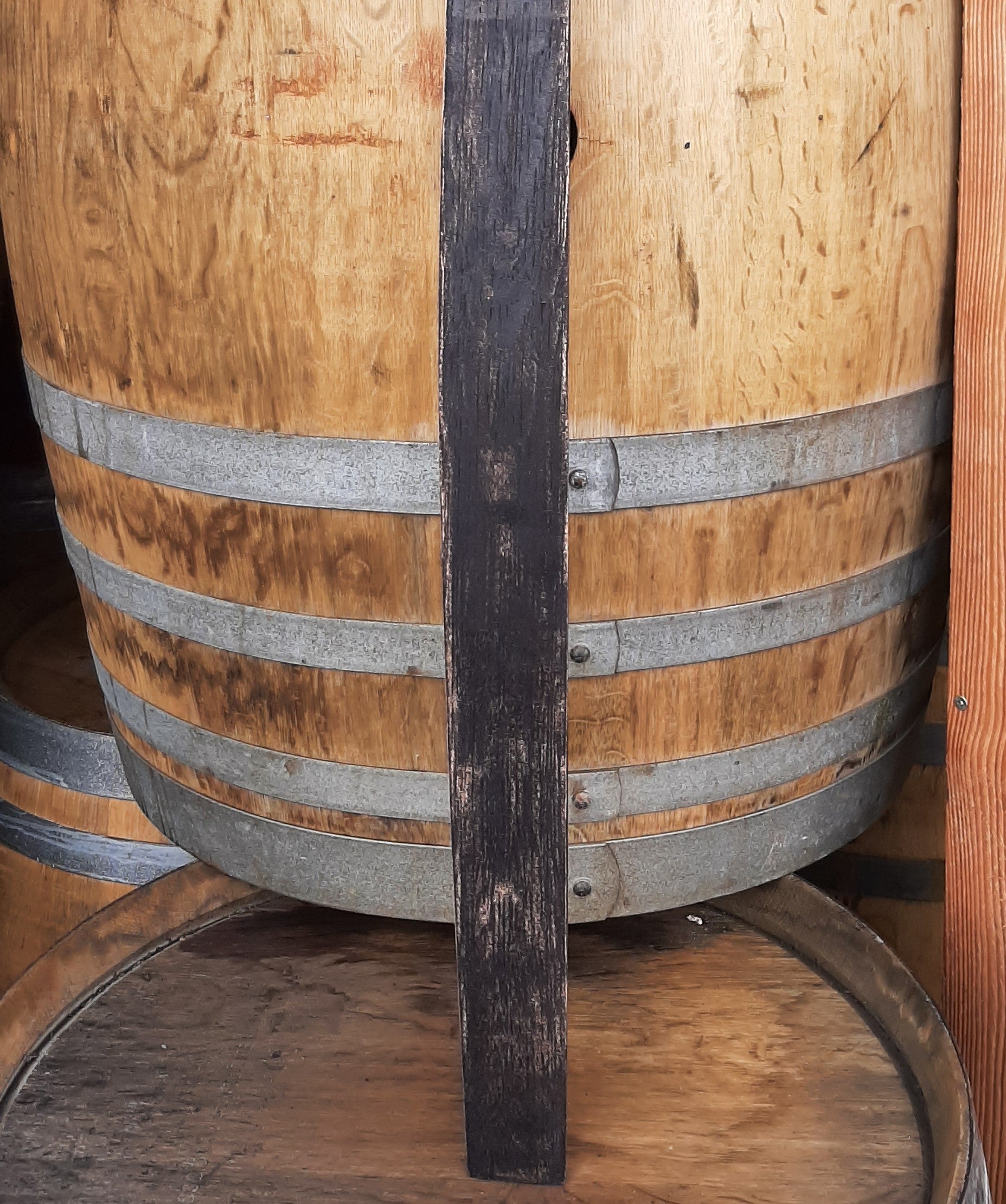 Behandelte Fassdauben aus Rotwein-Weinfass