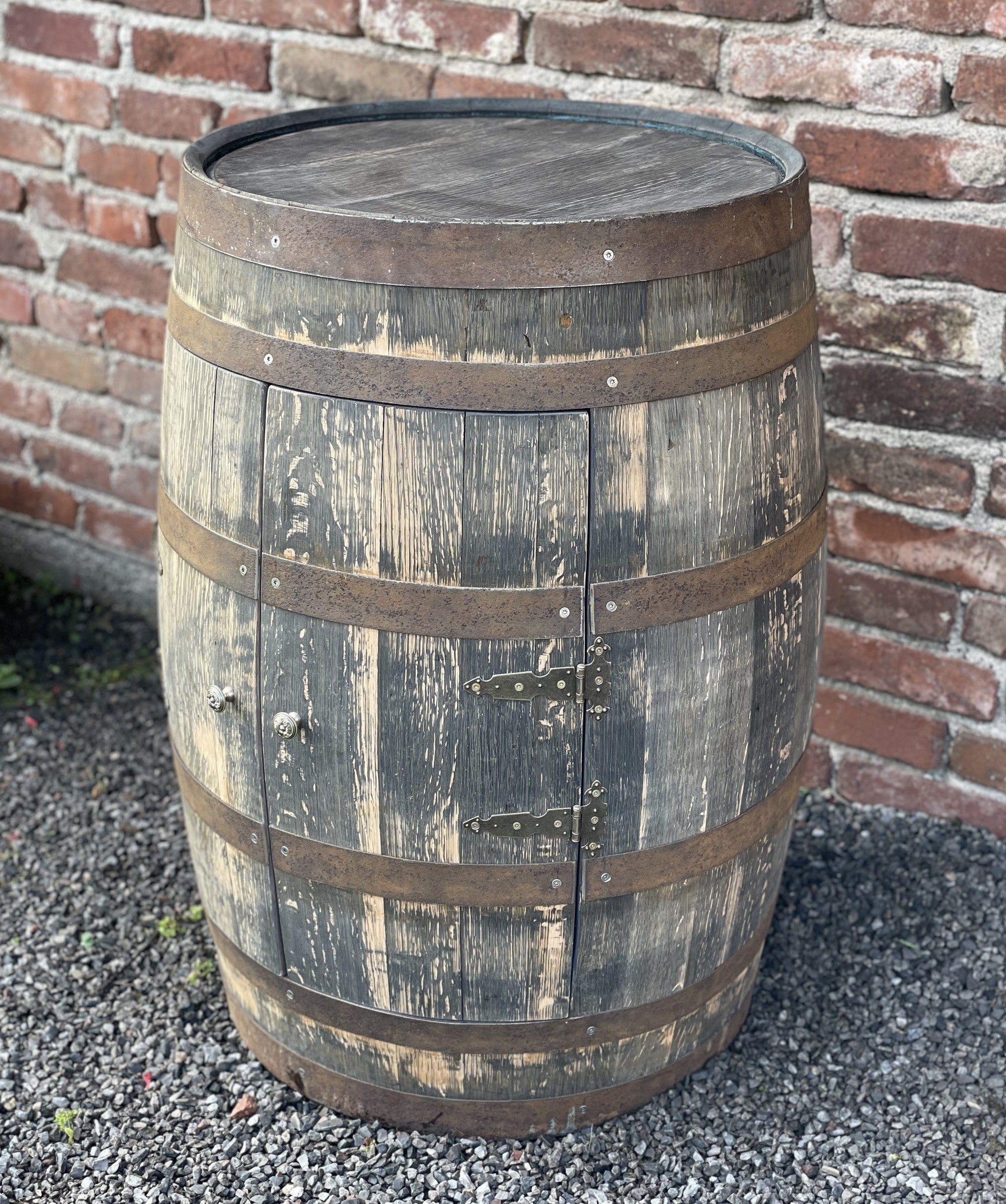 Whiskyfass Bar mit großen Türen und Einlegeboden